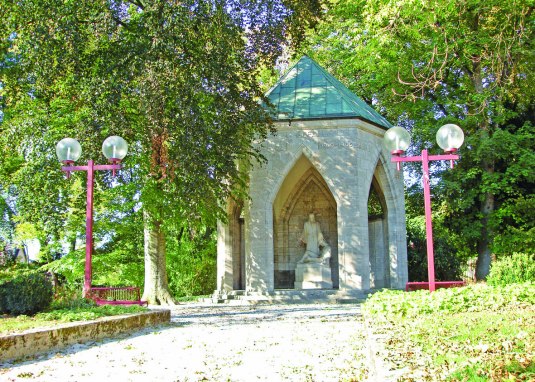 Kriegerdenkmal in der Kommerzienrat Boehringer Anl © Marliese Tabarelli Kriegerdenkmal in der Kommerzienrat Boehringer Anl © Marliese Tabarelli