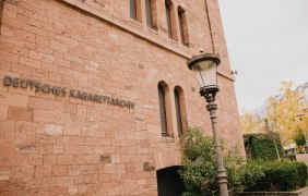 Außenansicht © Deutsches Kabarettarchiv Außenansicht © Deutsches Kabarettarchiv