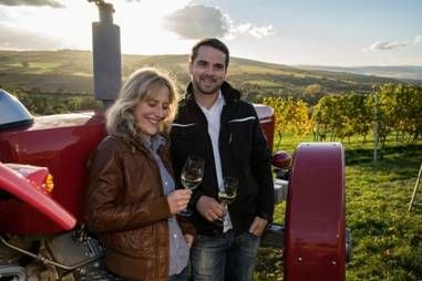 Ehepaar_Traktor, © Weingut Pfeiffer Ehepaar_Traktor, © Weingut Pfeiffer