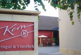 Weingut & Vinothek Kern_Schriftzug, © Weingut & Vinothek Kern Weingut & Vinothek Kern_Schriftzug, © Weingut & Vinothek Kern