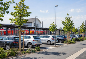 Parkplatz an einem Bahnhof KI Bild © Verbandsgemeinde Gau-Algesheim Parkplatz an einem Bahnhof KI Bild © Verbandsgemeinde Gau-Algesheim