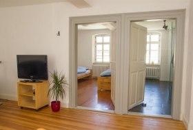Blick Schlafzimmer + Bad Ap. 3 © Gästezimmer Mittelgasse Blick Schlafzimmer + Bad Ap. 3 © Gästezimmer Mittelgasse
