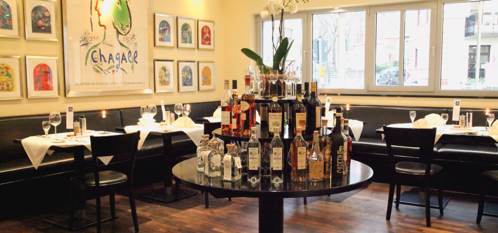LaGallerie_Interior with guests LaGallerie_Interior with guests