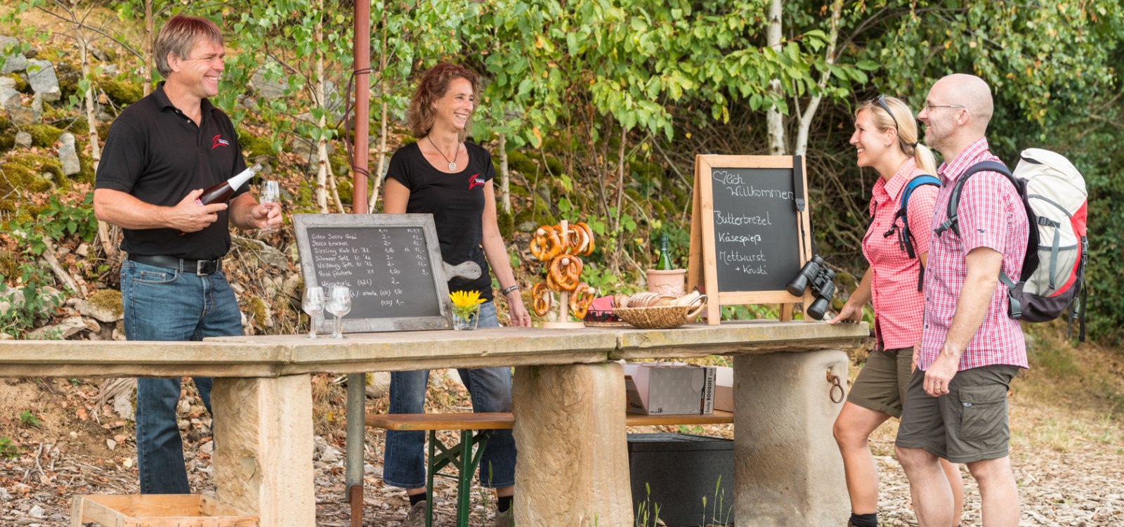 Weinwanderung in Rheinhessen, © Dominik Ketz Wanderpaar bei einer Weinwanderung in Rheinhessen 2025