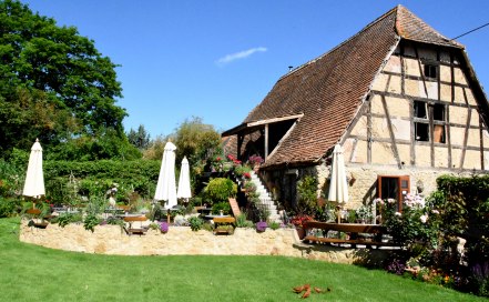 Nur nachmittags geöffnet – die Gartenterrasse vom Café Augenwaide Nur nachmittags geöffnet – die Gartenterrasse vom Café Augenwaide