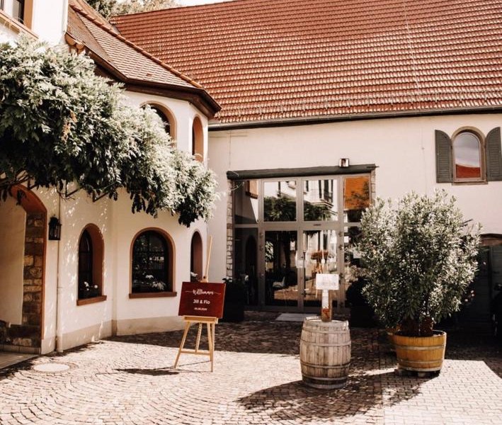 Weingut Hahn_Eingang, © Eventlocation Weingut Hahn Weingut Hahn_Eingang, © Eventlocation Weingut Hahn