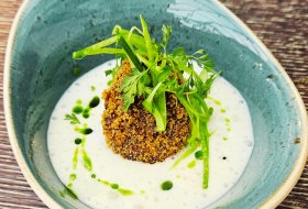 GEBACKENE BLUTWURST MIT KARTOFFELN,
TRAUBEN, BOHNEN UND KERBEL GEBACKENE BLUTWURST MIT KARTOFFELN,
TRAUBEN, BOHNEN UND KERBEL