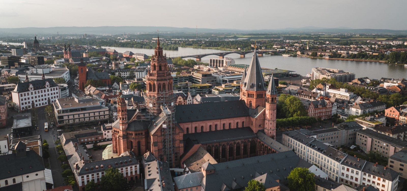 Luchtfoto van Mainz met de dom en de Rijn, © CC BY 4.0 MOCANOX GbR Luchtfoto van Mainz met de dom en de Rijn, © CC BY 4.0 MOCANOX GbR