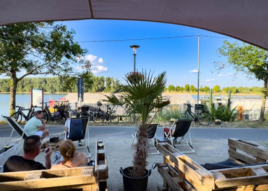 Wein am Rhein, Radlerrast am Rheinradweg Wein am Rhein, Radlerrast am Rheinradweg