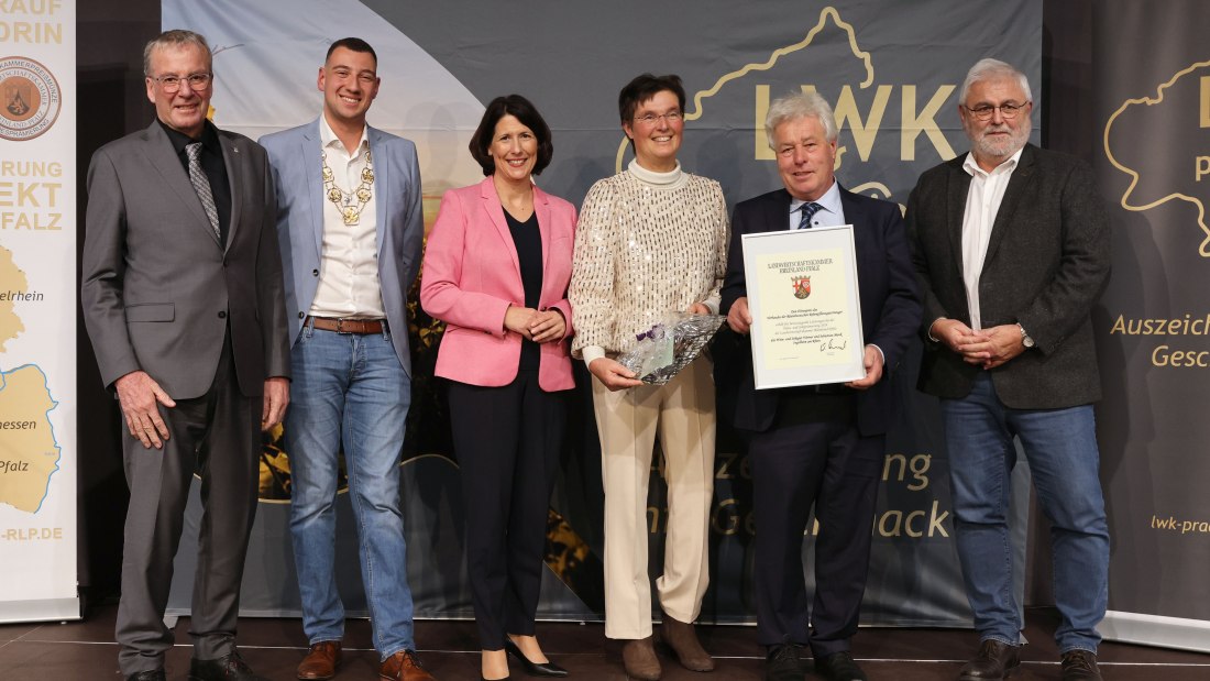 Ehrenpreis 2024 des Verbandes der Rheinhessischen Rebenpflanzguterzeuger e.V. an das Wein- und Sektgut Menk, Ingelheim, © LWK RLP / Alexander Sell Ehrenpreis 2024 des Verbandes der Rheinhessischen Rebenpflanzguterzeuger e.V. an das Wein- und Sektgut Menk, Ingelheim, © LWK RLP / Alexander Sell