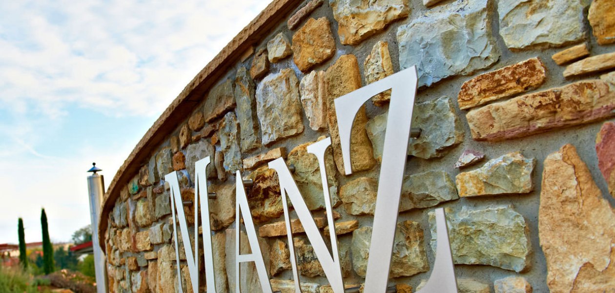 Weingut Manz_Schriftzug, © Weingut Manz Weingut Manz_Schriftzug, © Weingut Manz