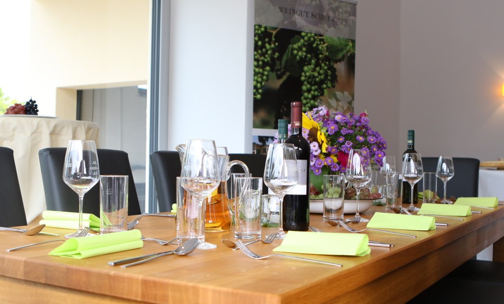 Weingut Schulz_gedeckter Tisch, © Markus Neuroth Weingut Schulz_gedeckter Tisch, © Markus Neuroth