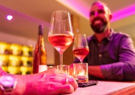 Weinlounge im Weingut Müller Lichtweinprobe, © Dominik Ketz Weinlounge im Weingut Müller Lichtweinprobe, © Dominik Ketz