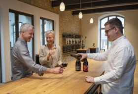 Weinprobe in der Vinothek im Ingelheimer Winzerkeller AUSGEZEICHNET © IKum Ingelheim GmbH Weinprobe in der Vinothek im Ingelheimer Winzerkeller AUSGEZEICHNET © IKum Ingelheim GmbH