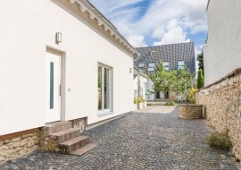 Eingangsbereich Brunnenhaus und Hof Eingangsbereich Brunnenhaus und Hof