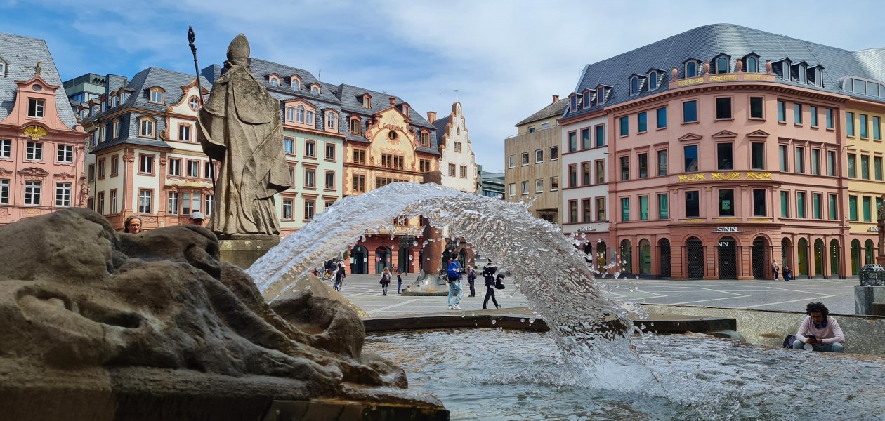 Schlenderweinprobe Marktplatz, © WineWalk Mainz - Die Stadtführer mit Wein Know-How Schlenderweinprobe Marktplatz, © WineWalk Mainz - Die Stadtführer mit Wein Know-How