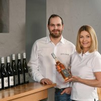 Weingut Gehring Diana Gehring mit Marvin Walter Weingut Gehring Diana Gehring mit Marvin Walter