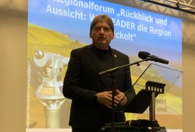 Landrat Sippel begrüßt die Anwesenden Landrat Sippel begrüßt die Anwesenden