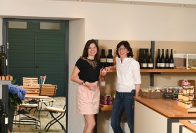 Vinothek Klosterhof - Juliane und Anke Schäfer © Carsten Costard Vinothek Klosterhof - Juliane und Anke Schäfer © Carsten Costard