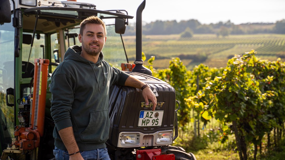 Mark Hahn Weine_Traktor, © Mark Hahn Weine Weingut Hahn GbR Mark Hahn Weine_Traktor, © Mark Hahn Weine Weingut Hahn GbR