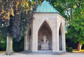 Kriegerdenkmal in der Kommerzienrat Boehringer Anl © Stadt Ingelheim/uz Kriegerdenkmal in der Kommerzienrat Boehringer Anl © Stadt Ingelheim/uz