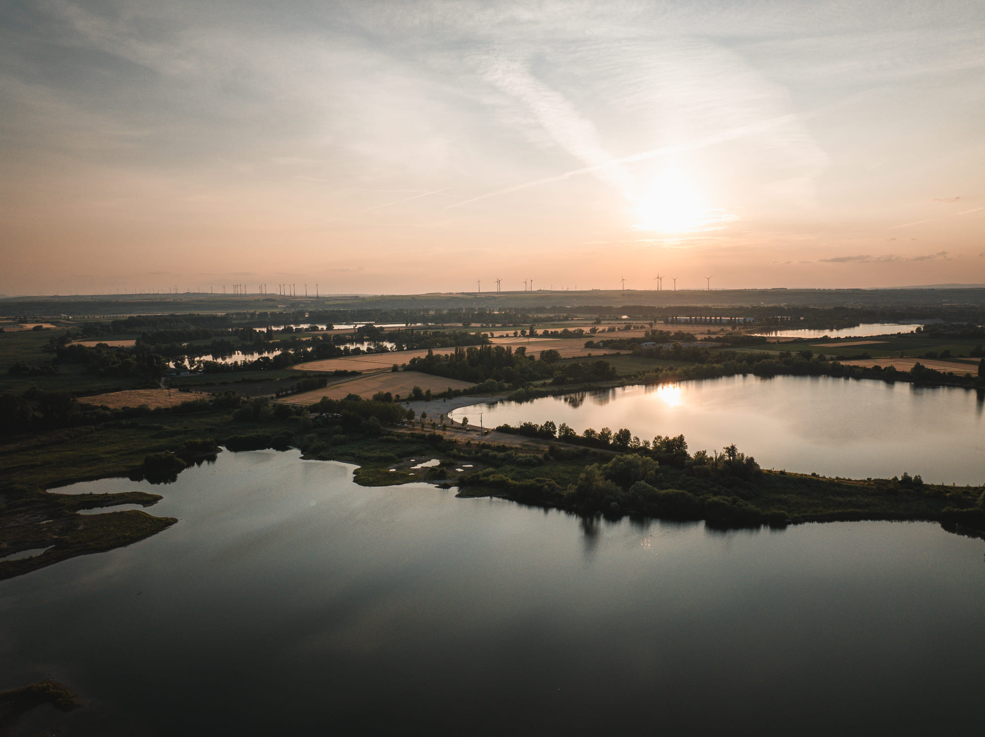 Pfarrwiesensee bij Gimbsheim in warm avondlicht