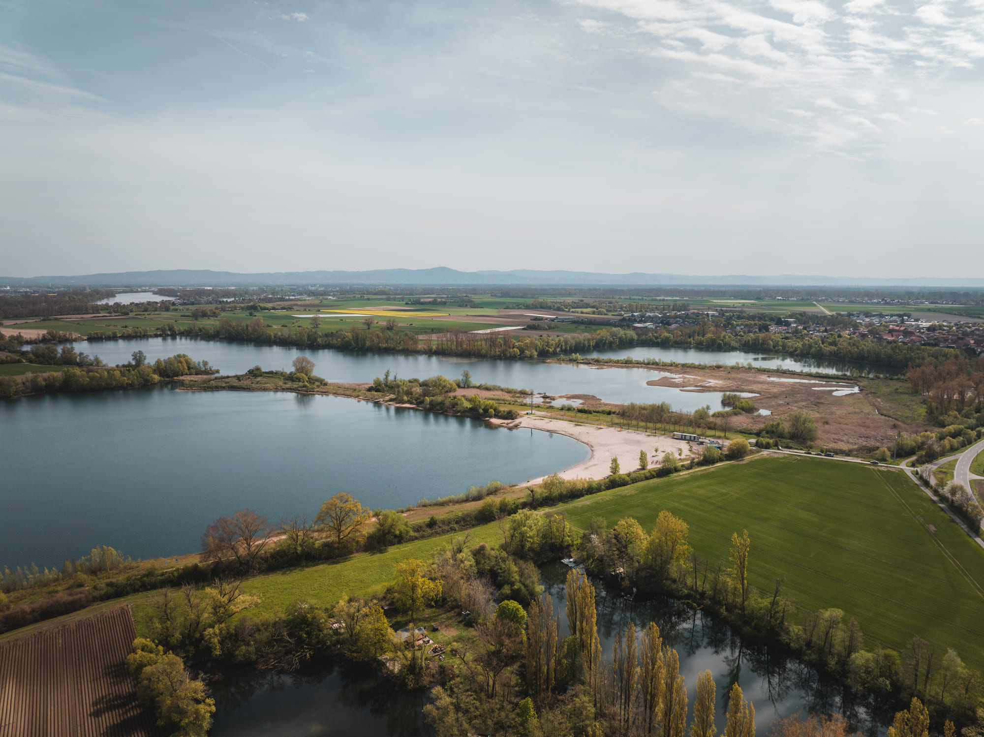Luchtfoto van de Altrheinsee bij Eich en de omliggende natuur
