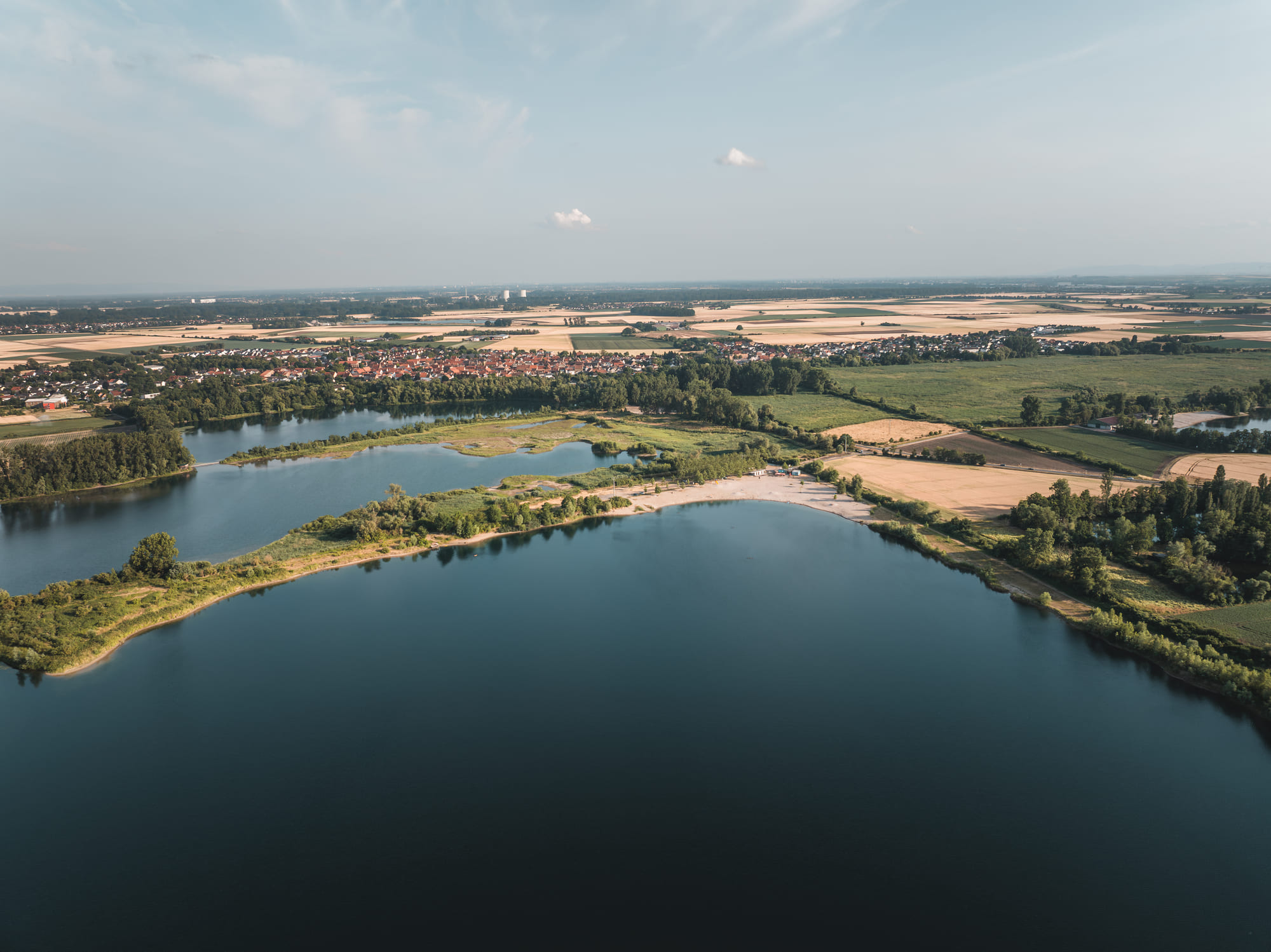 Luchtfoto van Altrheinmeren en het omliggende landschap in Rheinhessen