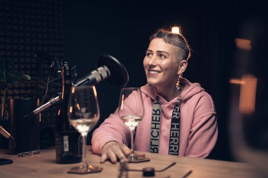 Nora Breyer im Podcast Studio, &copy; schiebezimmer