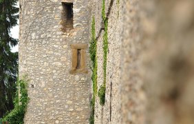 Blick entlang der Mauer auf den Nordwestturm &copy; VG Monsheim/Fotograf Carsten Costard