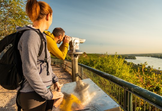 Wanderpaar bei Ausblick am Brudersberg, &copy; Dominik Ketz