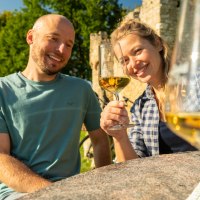 Rast im G&uuml;nen mit Wein Paar &copy; Dominik Ketz