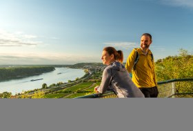 Wanderer auf dem Rheinterrassenweg am Roten Hang &copy; Dominik Ketz