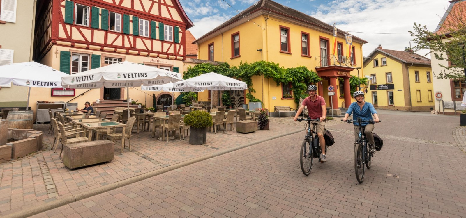 Mit dem Fahrrad am Marktplatz in Nierstein, &copy; Dominik Ketz
