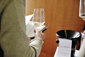 Glas und Notizenhalter