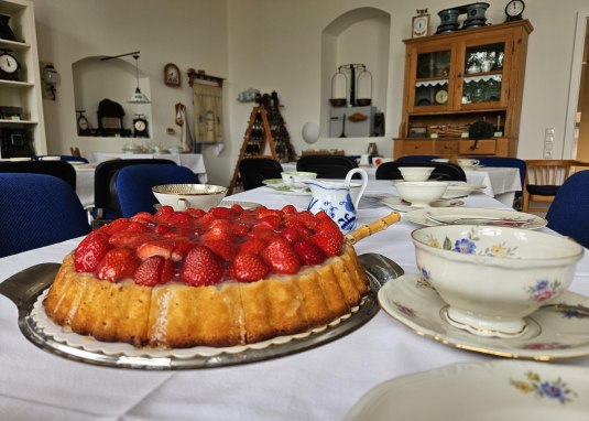 Kuchen mit Sammeltassen &copy; Arnold M&uuml;ller