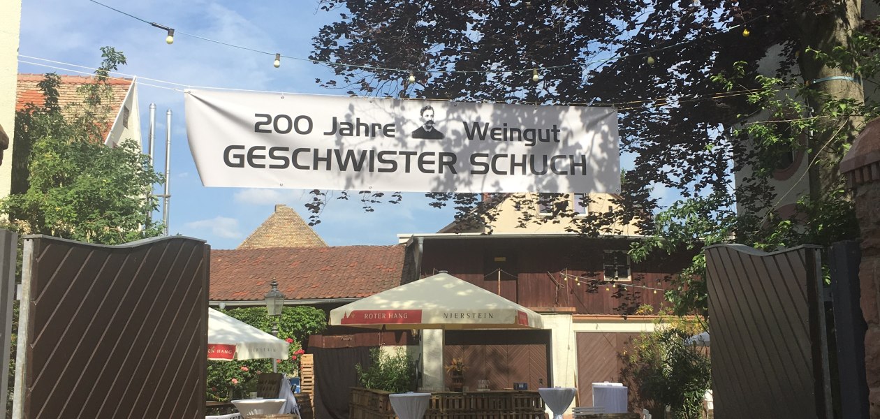 Weingut Geschwister Schuch_Hof l&auml;dt ein, &copy; Weingut Geschwister Schuch