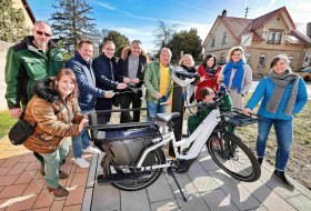 ab 2.v.l. Christoph Corell (EWR AG), Steffen Unger (VG Bgm. Alzey-Land), Jens Simon, Karl-Heinz Linnebacher, Ute Beiser-H&uuml;bner (Bgm. Gemeinde Flonheim), Sandra Kemmeter (TI Alzeyer Land), Eva Maria Discher (VOBA Alzey-Worms), Karen J&auml;ger (Rheinhessen-Touristik GmbH) und Mitarbeiter der Gemeinde Flonheim &copy; Rudolf Uhrig