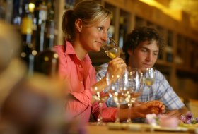 Weinprobe in der Vinothek © Markus Gloger