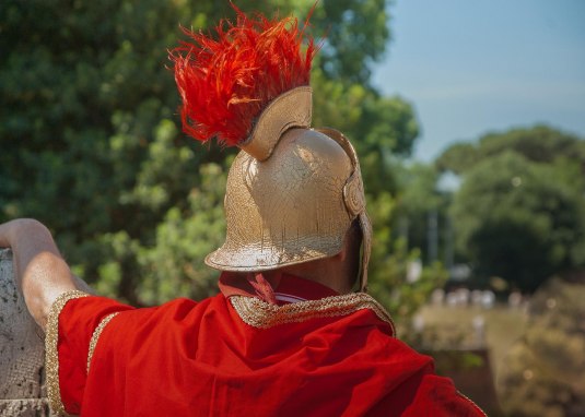 Römer mit Helm © jacqueline macou auf Pixabay