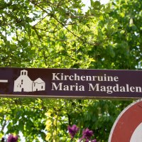 Wegweiser zur Kirchenruine St. Maria Magdalena