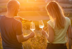Paar trinkt Wein Gau-Odernheim &copy; Dominik Ketz