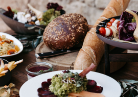 Tafelstein_Uelversheim_Tisch gedeckt, &copy; MartinKochPhotography