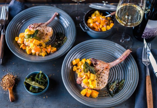 Iberico Koteletts mit Kürbisragout und frittiertem Salbei, © Foodistas
