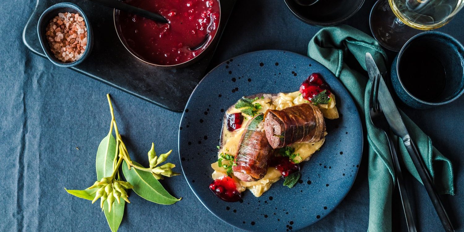 Rehsaltimbocca mit Preiselbeerjus, dazu Schwarzwurzelgem&uuml;se