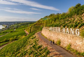 Wanderpaar mit Schriftzug Roter Hang &copy; Dominik Ketz