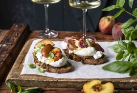 Rheinhessisches Burrato Pfirsich Brot &copy; Svenja Mattner-Shahi - Klara und Ida