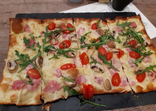 Flammkuchen mit Rucola &copy; Weingut am Honigberg