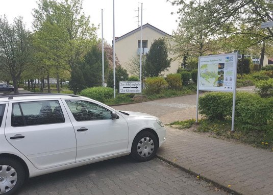 Wanderparkplatz an der Adelberghalle in Flonheim &copy; Bernhard Zech