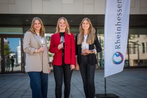 Foto (v.l.n.r.) Sophia Heidenreich, Jeanette Goldschmidt, Lisa Wolf, &copy; CC-BY Rheinhessenwein e.V./Peter Muth